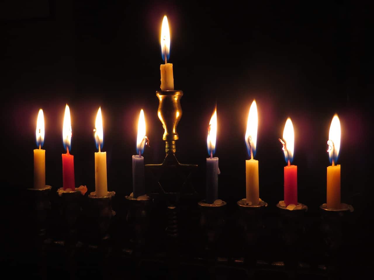 מה ההבדל בין חנוכיות מודרניות לחנוכיות מסורתיות