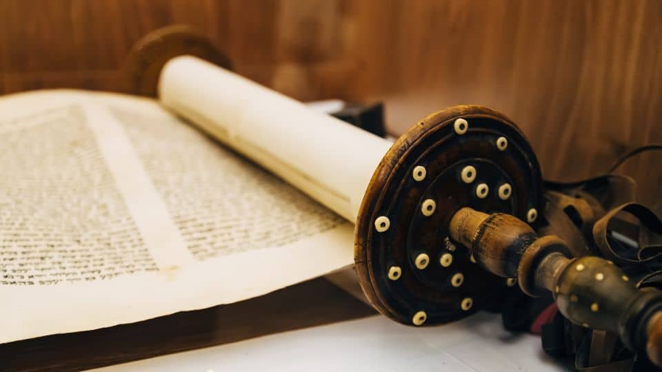 לא רק בסוכות - מה היא עבודתו של סופר הסת"ם?