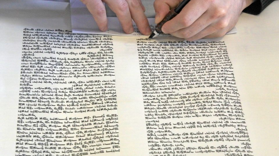 לא רק בסוכות - מה היא עבודתו של סופר הסת"ם?
