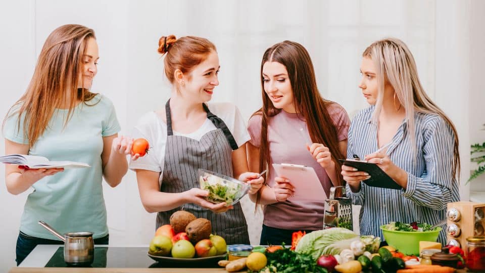 כיצד קורס קולינרי יכול לשפר יצירתיות וכישורי פתרון בעיות