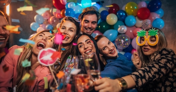 יצירת חוויות חד פעמיות: כך תשדרגו את האירוע שלכם עם עמדות צילום מתקדמות