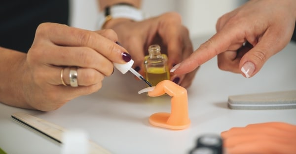 קורס והדרכה למניקור וטכנאי ציפורניים