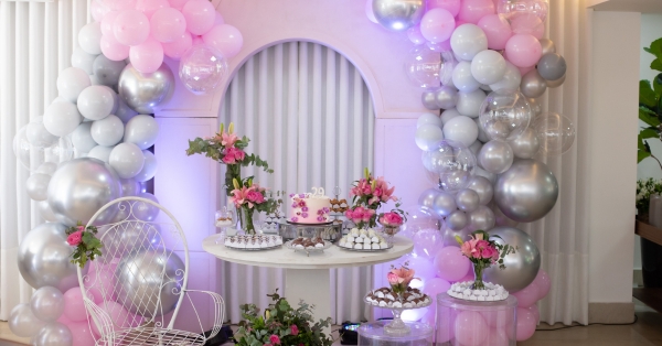 קישוטי בלונים ליום הולדת: כך עושים זאת נכון לעיצוב חדר יום הולדת מדהים