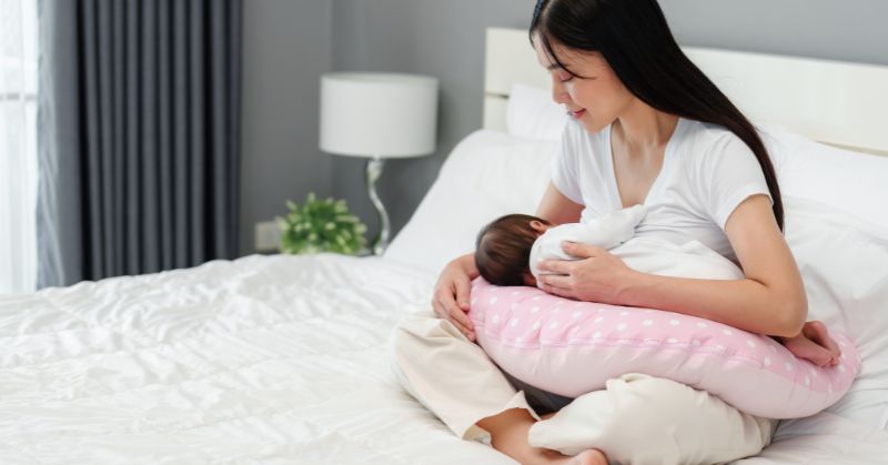 ככה כרית הריון והנקה הופכת את הימים הראשונים אחרי הלידה לקלים יותר