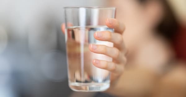 מים חיים: כך לגימות מים לפני האוכל יסייעו להורדת נפיחות באזור הבטן