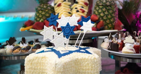 בר/בת מצווה בסגנון ארנה: ארצ'רי טג, עמדות צילום וסטריט-פוד – המדריך המלא לאקשן בטוח