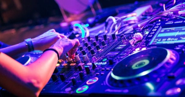 כל מה שצריך לדעת לפני שרוכשים קונטרולר DJ
