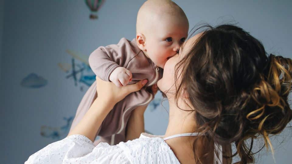 כך תאזני את ההורמונים באמצעות תזונה לאחר הלידה