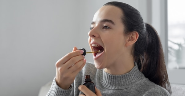 נקבה הנוטלת שמן CBD