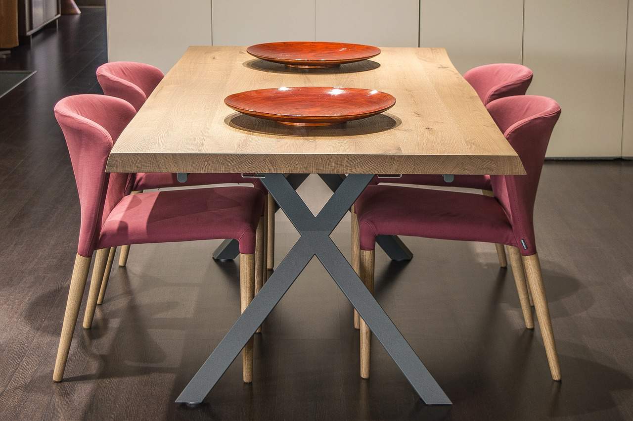 שולחן וכיסאות