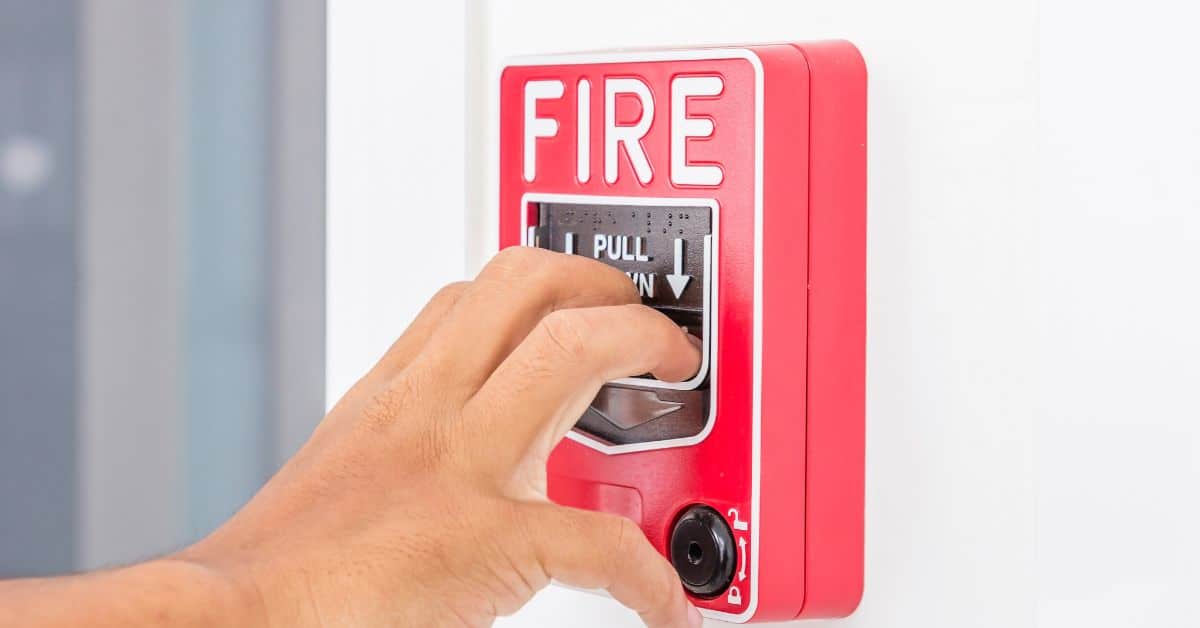 כלים וטיפים לשמירה על בטיחות אש בעסק: איך להתכונן לכל תרחיש