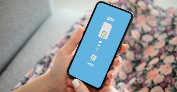 אישה מחזיקה את הטלפון עם eSIM