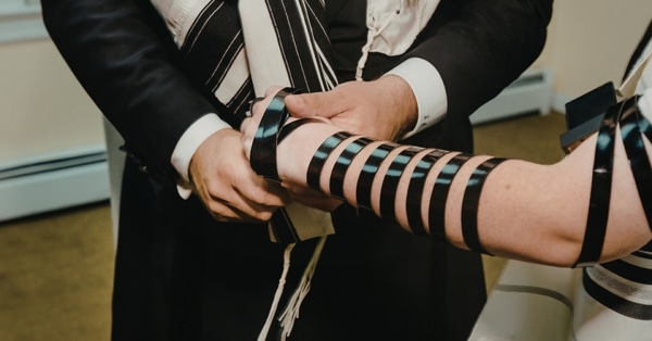 מה באמת מבדיל תפילין מהודרות: בין ההלכה לאומנות העשייה