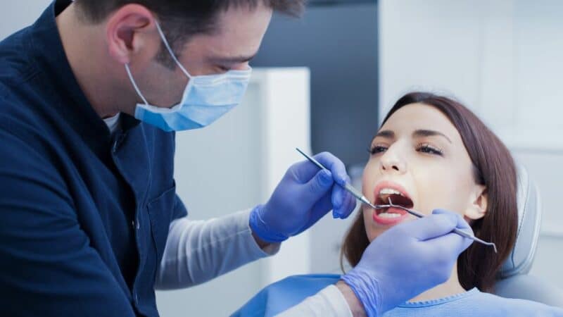 ניתוח השתלת שיניים: מדריך שלב אחר שלב להליך