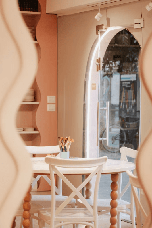 Color Cafe מלמדת איך לערבב צבעים לכלי לקרמיקה כמו מקצוענים