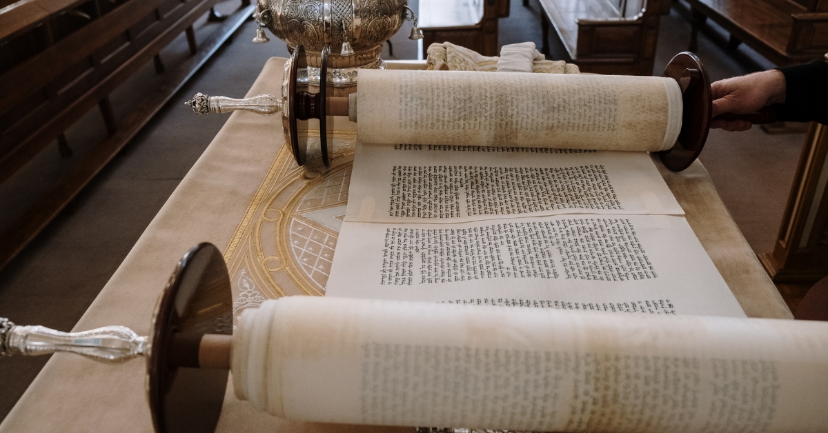 לשמור על המסורת: כיצד שומרים על מגילות עתיקות ומונעים מהן נזקים?