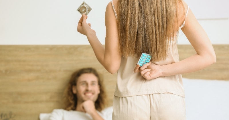 זוג עם קונדום ותרופות לזיקפה