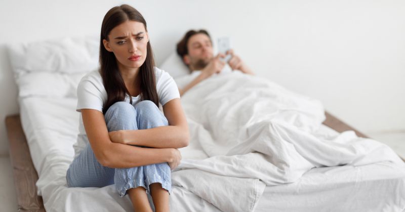 חושבת שיש לו מישהי מהצד כך תדעי בוודאות