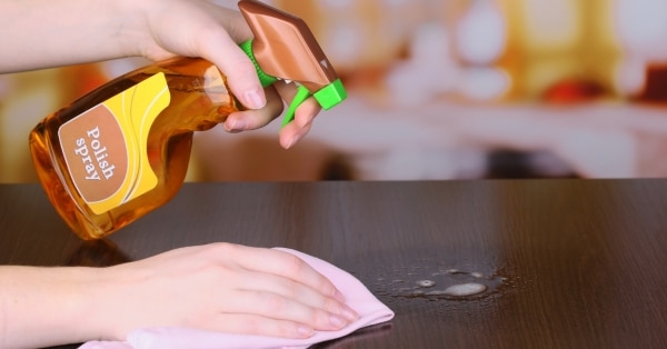 הסרת כתמים מרהיטי עץ