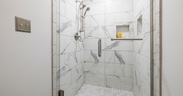 שדרוג איכות החיים וההיגיינה: כל היתרונות בהתקנת מקלחון בהתאמה אישית