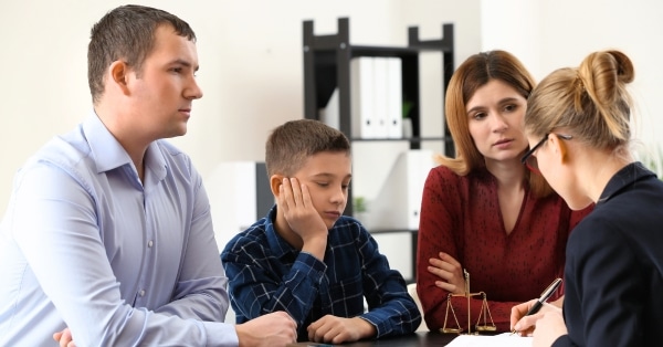 איך לוודא שהילדים לא נפגעים בתהליך הגירושין?