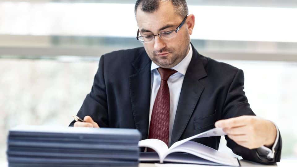 איך תכתבו סקירת ספרות מצטיינת בעבודה הסמינריונית שלכם