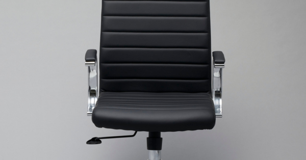 יושבים שעות מול המחשב? כך תבחרו כיסא מנהלים שבאמת ישמור לכם על הגב