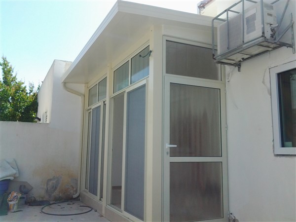 סגירת מרפסת מודרנית שמביאה אור טבעי ונוחות בכל עונות השנה.