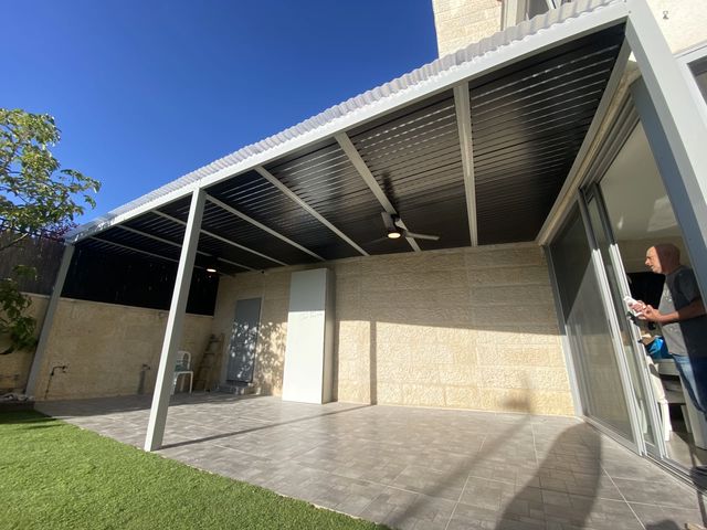 פרגולות אלומיניום על עמודים
