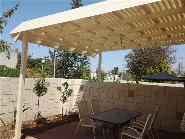 פרגולות אלומיניום - הפתרון המושלם להצללה יוקרתית ומותאמת אישית