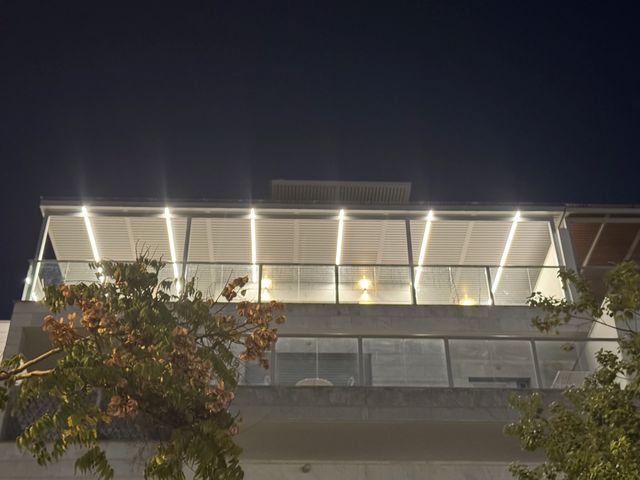 פרגולת לומינה פרימיום למרפסת גג מוארת