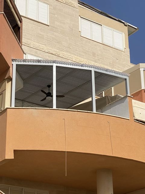 דגם למלות עם מסגרת לבנה ומאוורר משולב - פרגולה "ברז קלאסיק"