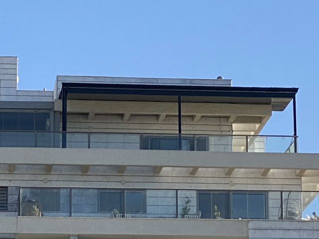 דגם מרפסת גג עם קורות מעוצבות ומסגרת שחורה - פרגולה "רויאל בלקי"