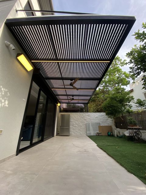 פרגולה שחורה תלויה עם תאורת LED ומאוורר מובנה