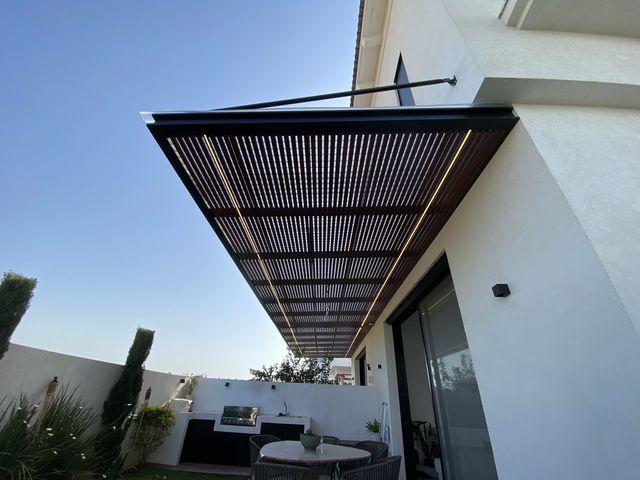 פרגולת אלומיניום תלויה בגימור דמוי עץ יוקרתי - דגם "טבע פרימיום"