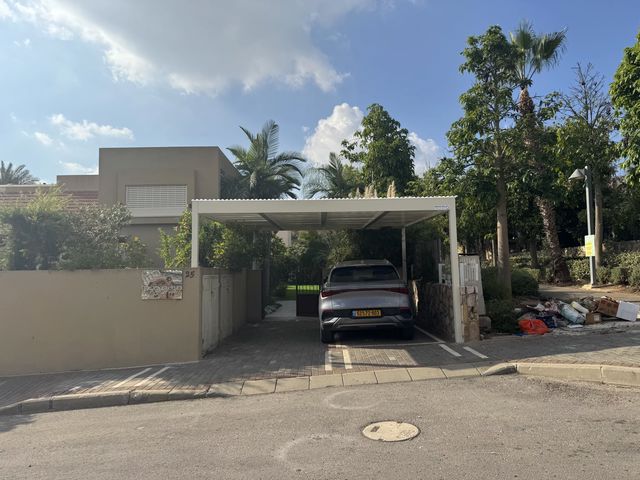 פרגולת אלומיניום צמודת קיר לחניה - דגם "כניסה VIP"