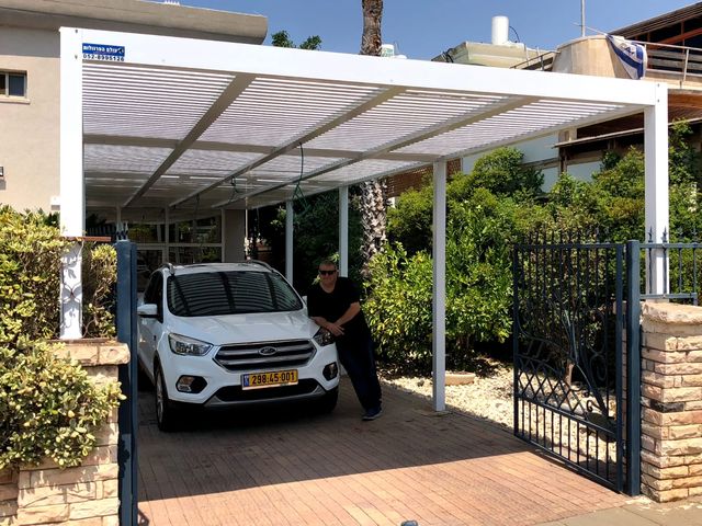פרגולה על עמודים עם קירוי פוליקרבונט - דגם "עצמאי פלוס"