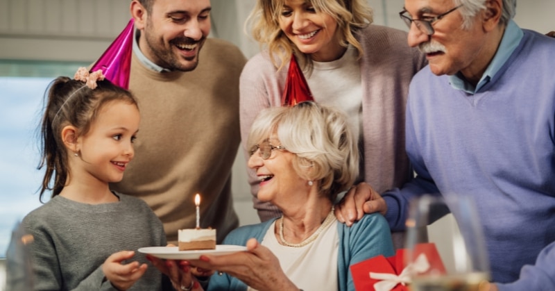 סבתא חוגגת יום הולדת_ אלו הן 15 מתנות מרגשות במיוחד
