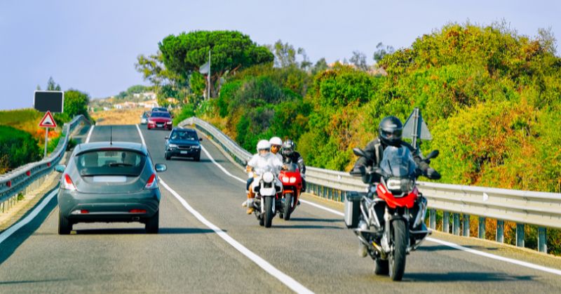 אופנועים ומכוניות על מדרון כביש