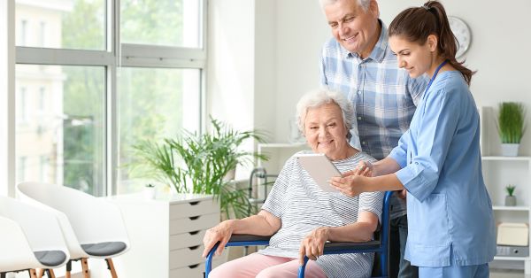 דיור מוגן וסיעודי למי זה מתאים מתי עוברים ואיך מתכוננים בלי לחץ