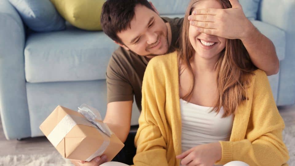 כשאוהבים משקיעים – כך תקנה מתנה מושלמת לאהובייך