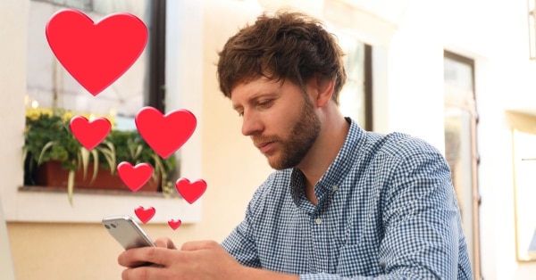 גבר משתמש באפליקציית היכרויות מקוונת