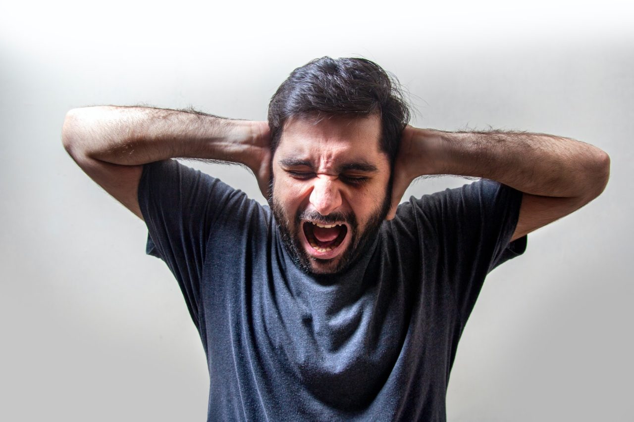 בחור צעיר ברגע חרדה שם ידיים על האוזניים - אילוסטרציה בחור צעיר ברגע חרדה שם ידיים על האוזניים - אילוסטרציה
