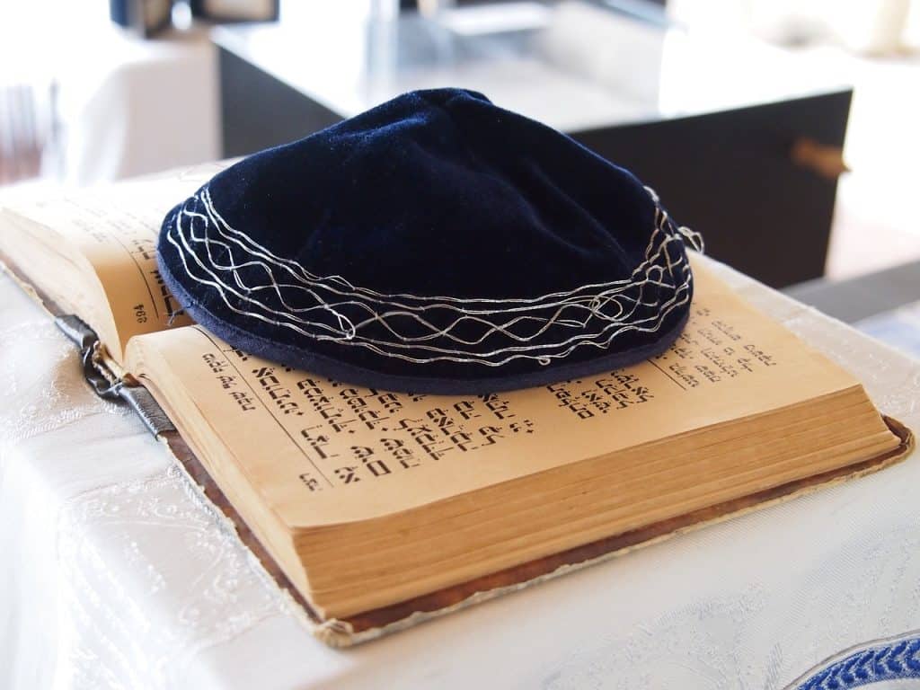 כיפה וספר