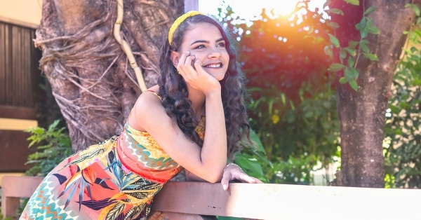 ילדה עם יצירתיות עם התנוחות