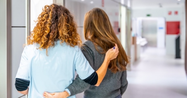 אחות מלווה את המטופל