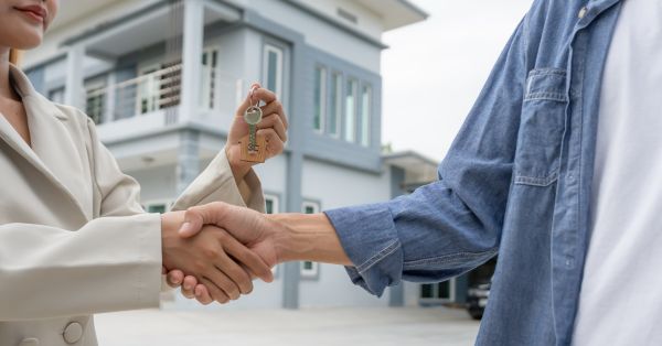 למה כולם מנסים למכור דירה לבד – ולמה זה כמעט תמיד מסתבך בדרך?