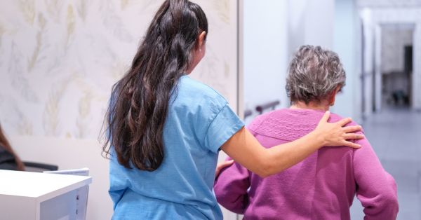 איכות חיים בכל גיל: המדריך לבחירת שירותי סיעוד לקשישים